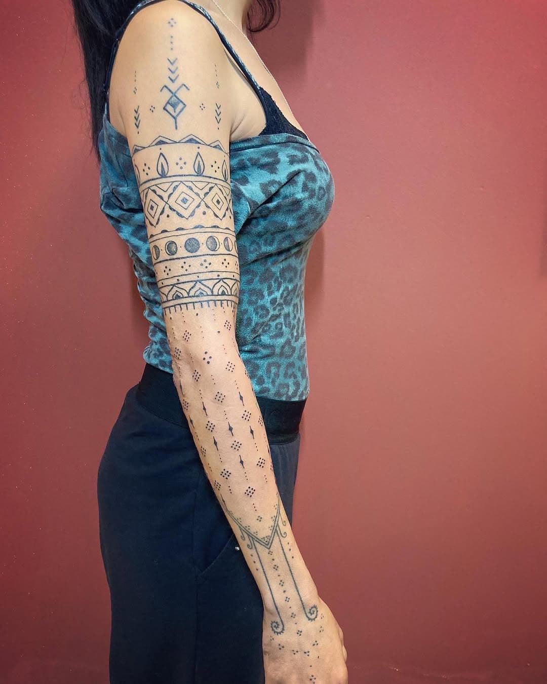 Sleeve per la @beltza85 💚 Gràcies per la confiança! 🌞*
*
@ink_xiem_tattoo_studio 
*
*
*
*
*
#ornamentaltattoos #ornamentaltattoo #freehand #freehandtattoo #ttt #barcelonatattoo #bcn #brussels #brusselstattoo #cadiz #ethnictattoo #ethnic #lineart #linearttattoo