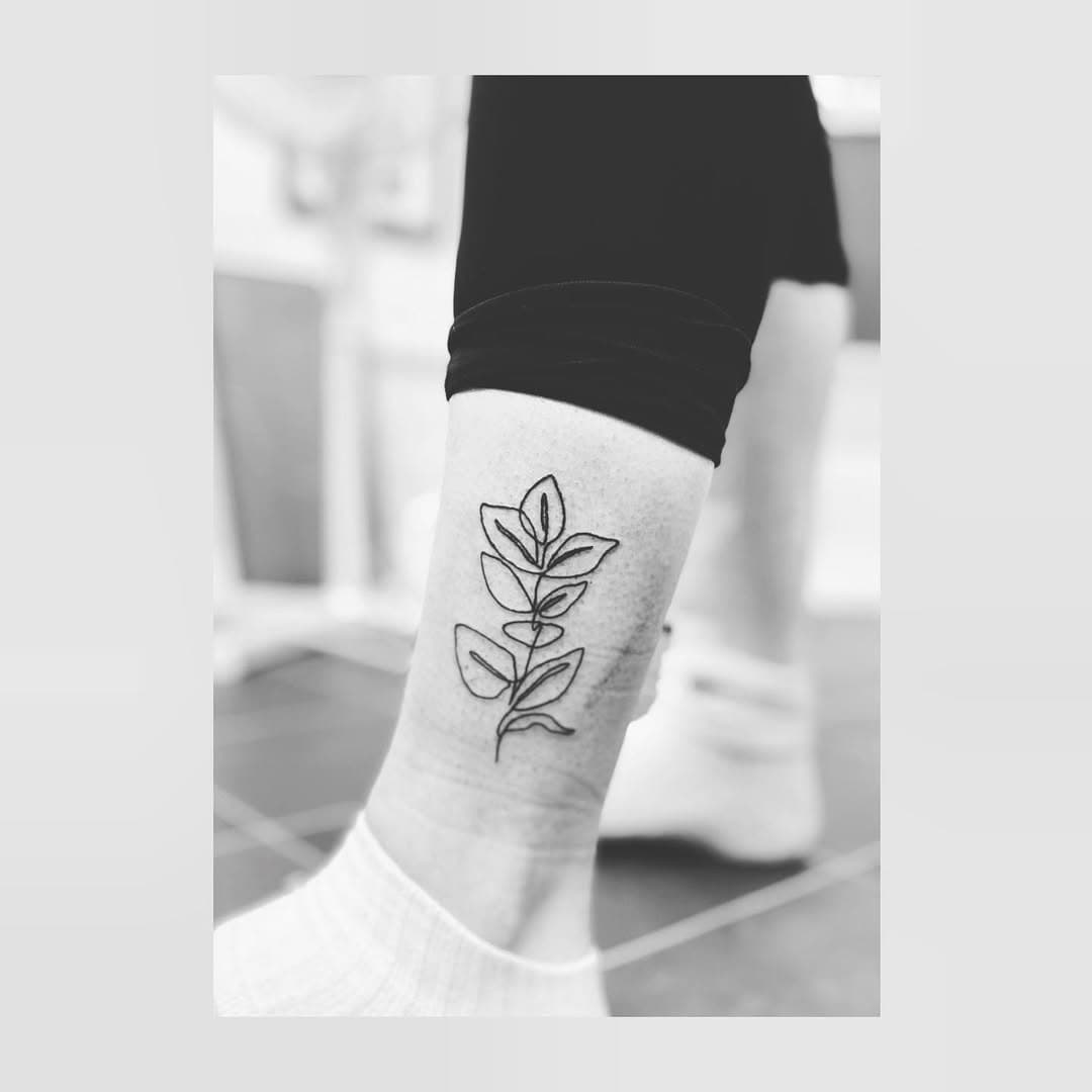 Cute one for Chloe! Thank you as always 😊 
.
.
.
.
.
.
#tattoo #tattoos #tattooing #tattooartist #artist #finelinetattoo #botanicaltattoo #plant #plants #planttattoo #flower #flowerstattoo #skinandink #tattoolife #ink #inking