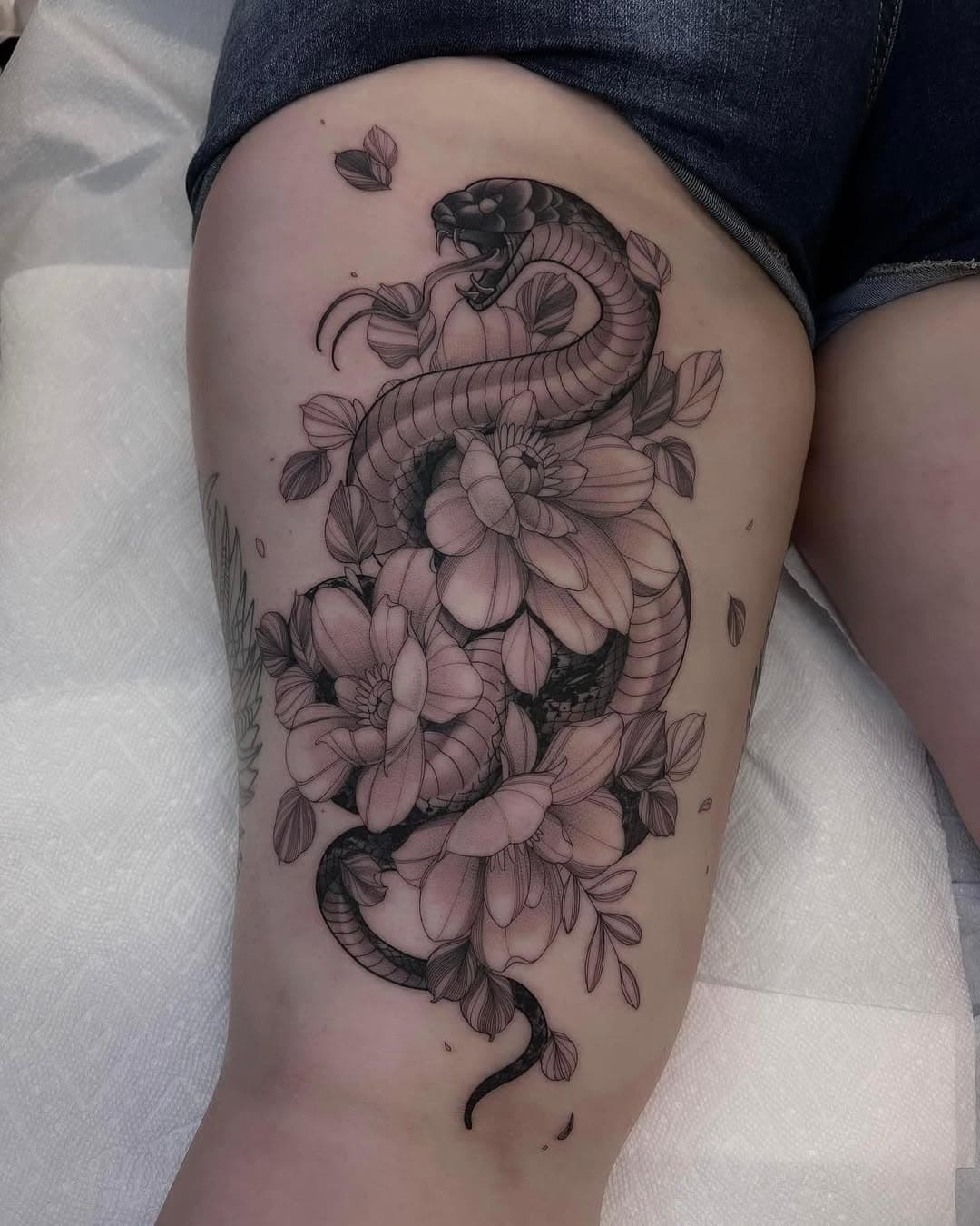 Floral snake tattoo🌸
This piece took 5th place tattoo of day at the 2022 @villainarts Cleveland tattoo convention! Follow Victoria to see more of her work ➡️