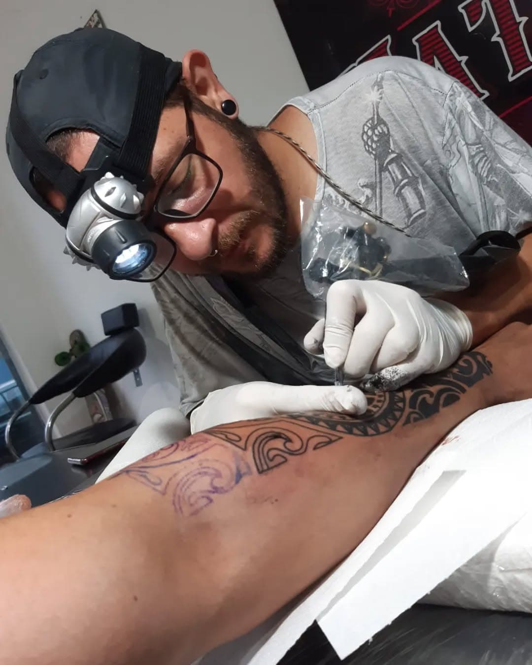 Fazendo o Maorizinho do amigo e tatuador tbm, Murakami, quase desistiu umas 3x! Rsrsrs, mas conseguimos terminar o trampo, umas 7h pra terminar na domingueira.