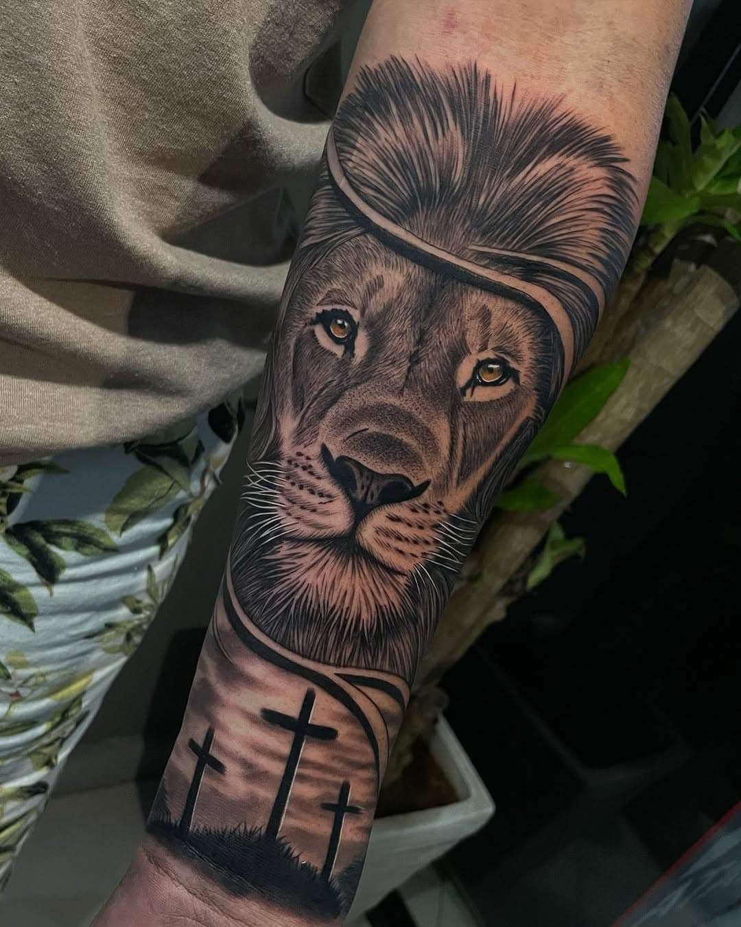 🔥 Arrasta p ver os detalhes dessa tattoo incrível, aproveita e diz oque achou! 🔥👏🏽🔥 
.
⚠️Orçamentos e agendamentos no whats 98006-6629⚠️
.
#lion #king #realistic #tattoo #world #vibes #tattoovibes #tattoosleeve #tattooartmagazine #tattooworkers #tattooideas #art #srtwork #tattoolove #rafalimatattoo