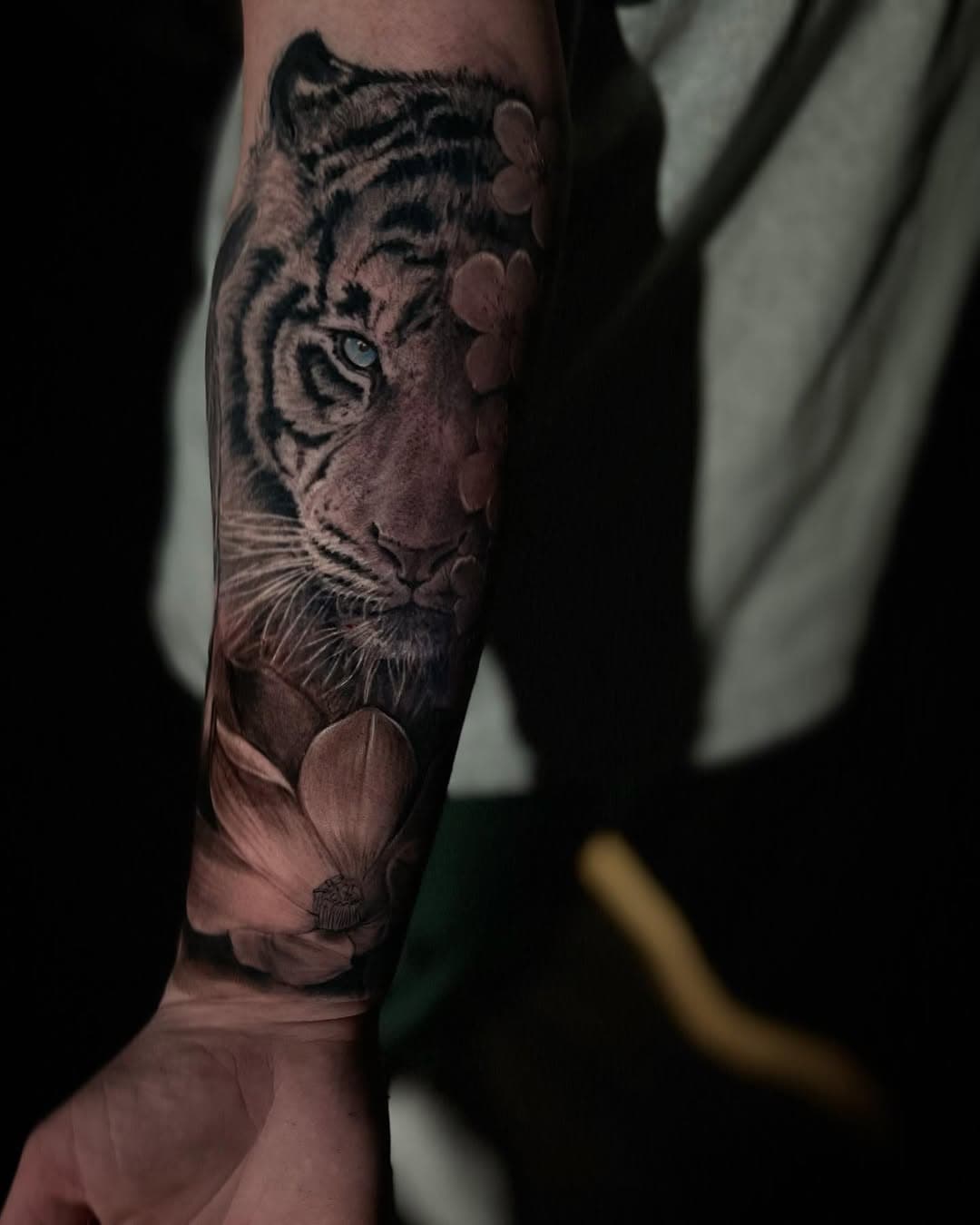 Piece of a nature/animal related sleeve that’s in progress. Thanks for looking. #blackinktattoo #blackandgray#blackandgraytattoo#realism#realismtattoos#tigertattoos#floraltattoo