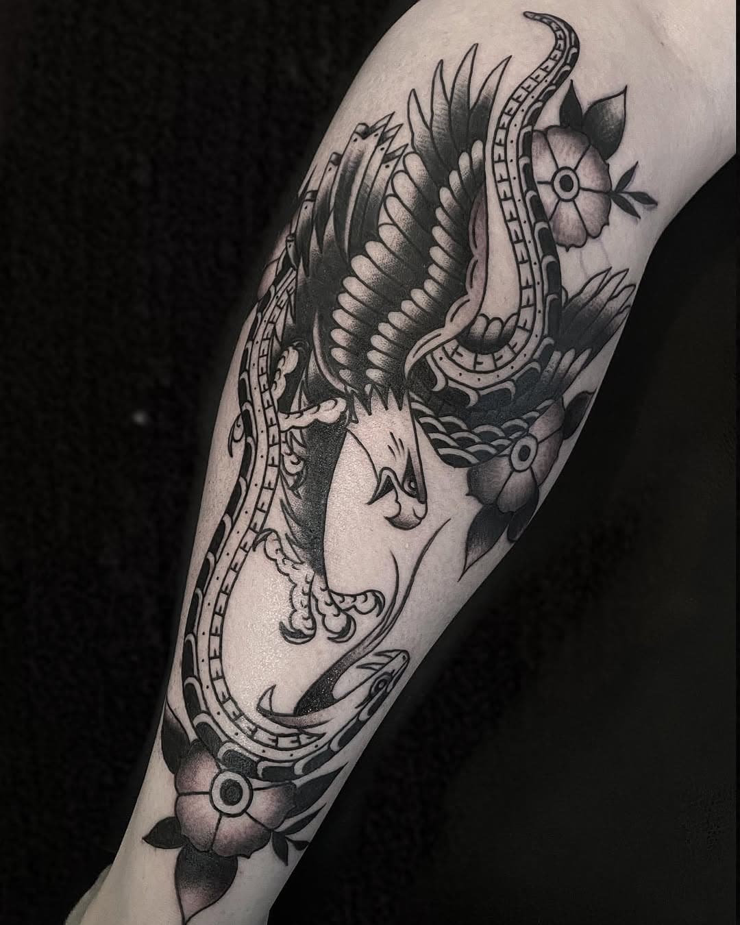 Snake vs Eagle never gets old ! Thank you Nicole for getting such a rad tattoo on the back of your leg!
#sanfrancisco #traditionaltattoo #snaketattoo #eagletattoo #idlehandsf #blackwork #blacktraditionaltattoo