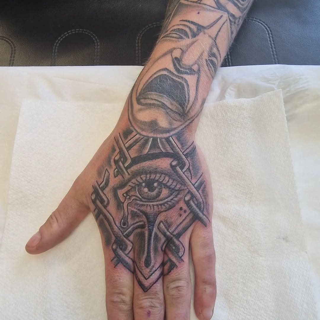 Really enjoyed doing this chicano hand tattoo the other week. Client sat like a pro 😎
.
.
.
#handtattoo #chicanotattoo #chicanoeye #blackandgreytattoo