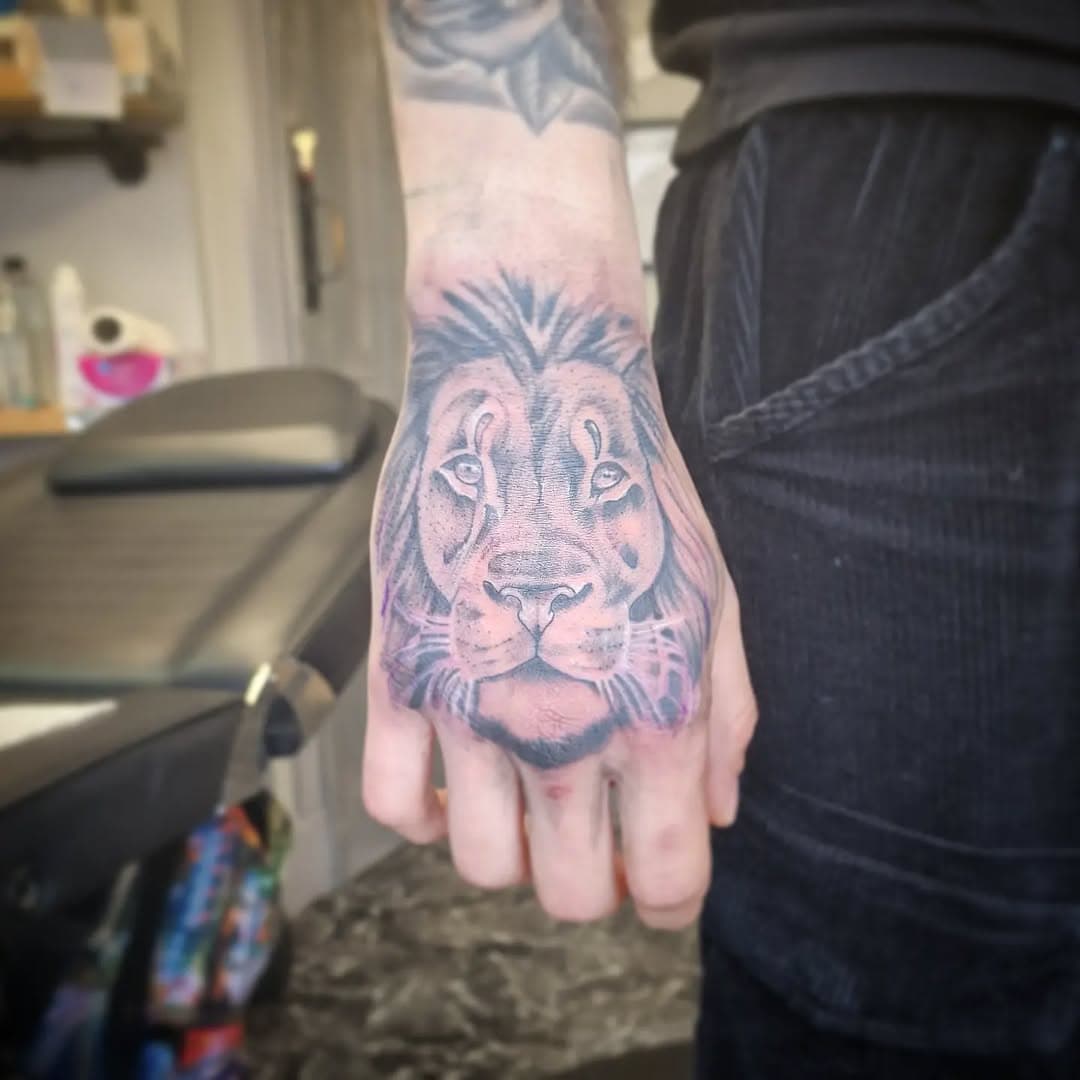 Very swollen hand tattoo done last week  would love to do more animal tattoos!! 

#liontattoo #lionhandtattoo #handtattoo #blackandgreytattoo