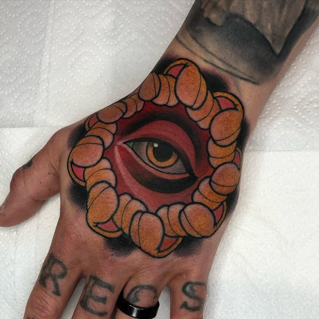 “I want an eye, but not in a triangle” 

Always an honour to tattoo hands at the best of times, even more so on a tattooer! Thanks @jonahf0xtattoo Twas a good day!

#tattoo#ntgallery#artkickstart#skin_and_paper#tattoosandflash#neotrad#tattoo#tattoos#girlswithtattoos#guyswithtattoos#neotradsub#neotradtattooers#neotradeu#traditionalclub#neotraditionaltattooers#tattooflashswap#tattooworkers#tattoosnob#d_world_of_ink#handtattoo#jobstopper#allseeingeye#chrysanthemum