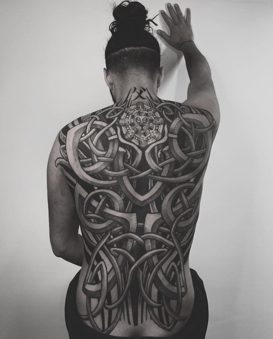 Merci @maddyjonkte 
#celticinspiredart #celtictattoo #ogma
#tattoo #backtattoo #backpiecetattoo #ornamental #knottattoo #paristattoo #tatouagemagazine #tatoueurstatouagesfrance #vikinginspired #blackwork