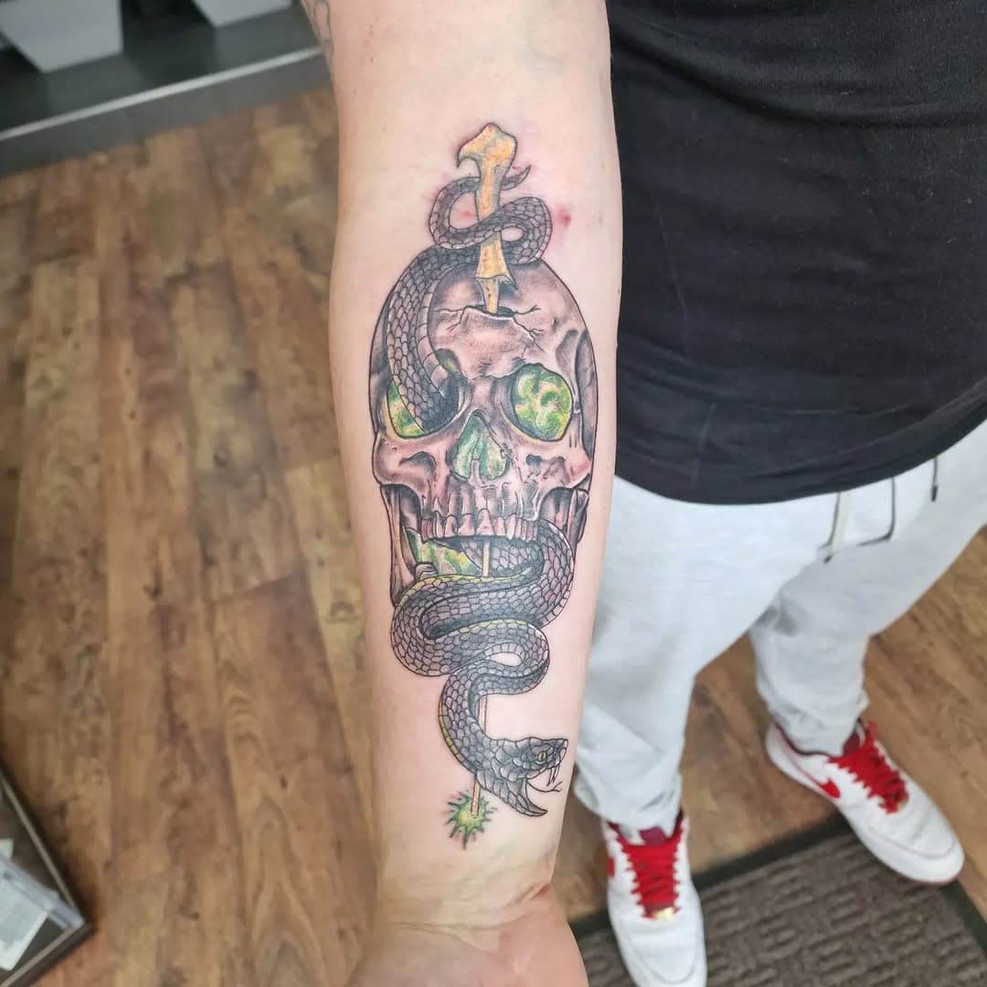 One of the tattoo I did at my guest spot in Mansfield at @angelitehair. Loved doing this so much!!!
.
.
.

 #Harrypottertattoo #darkmarktattoo #skulltattoo #snaketattoo #forearmtattoo #mansfeild #angelitetattoos #guestspot #dynamicink #rotaryworks #nocturnalinks