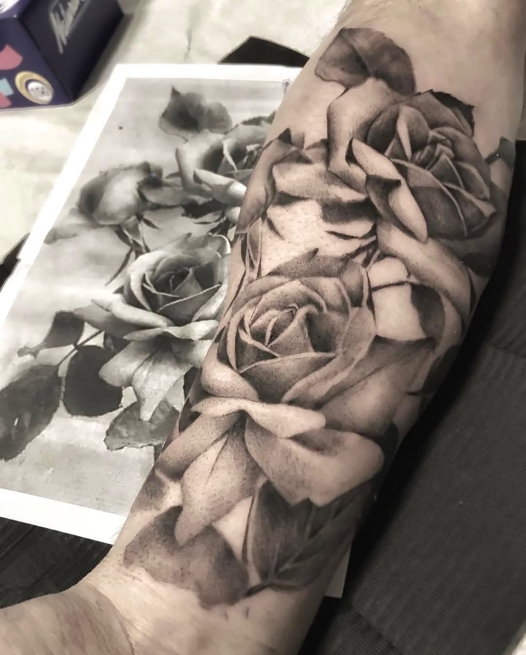 🎩🔥 #rosatattoo #rosa #tattoo #ink #tattoos #rosetattoo #rose #tatuaggi #italy #tatuaggio #inked #instatattoo #oldschooltattoo #tattooshop #instagram #traditionaltattoo #italia #flowertattoo #art #instagood #traditional #blackandwhite #photography #tattoomagazine