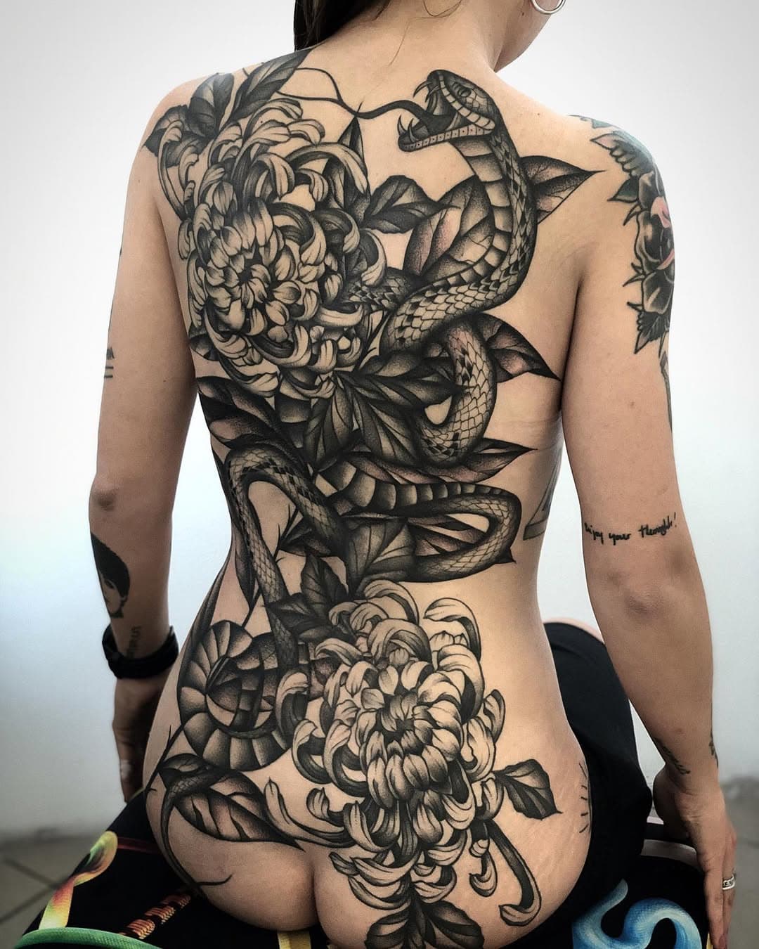 My first back 🖤
Grazie @francee_eez_eh per tutta la pazienza e la fiducia 💪🏻
#backtattoo #tatuaggischiena #snaketattoo #flowertattoo #bergamo #tatuaggibergamo #inkfactorybergamo #achilledemaria #healedtattoo #freehandtattoo