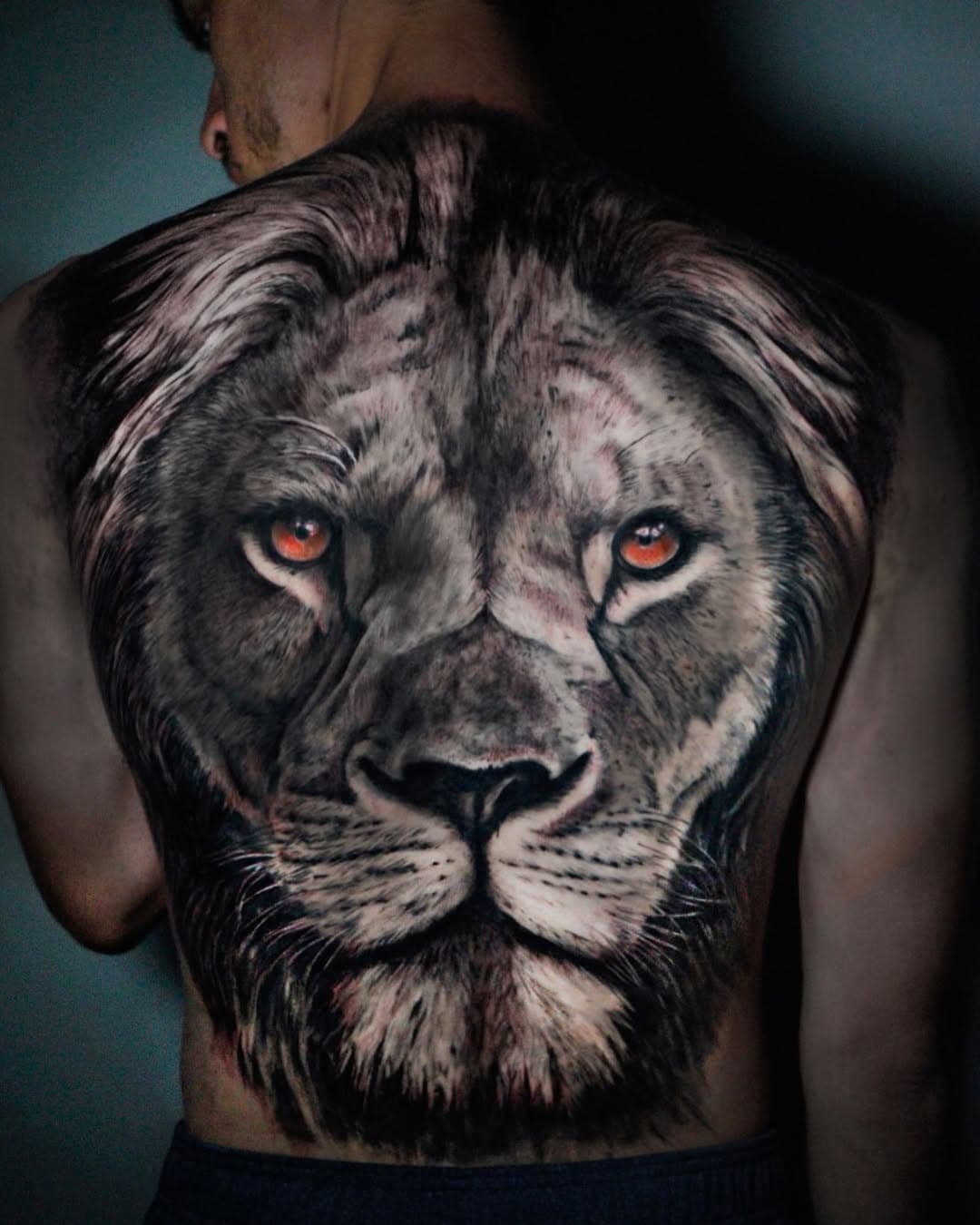 La libertad está en ser dueños de nuestra propia vida 🦁
.
.
Hecho en @latintatodolocura con productos @emalla.official @tattooproton @cnctattoo y @vikingbydynamic 
.
.
#lion #lionking #liontattoo #realismomadrid #leon #leontattoo #blackwork #blackandgrey #blackandwhite #blxink #blxckwork #white #tattooart #realism #tatuajesmadrid #spaintattoo #latintatodolocura #inked #espalda #espaldatattoo #leonespalda #tiger #girl #inkedgirls #model #modeling #modellife