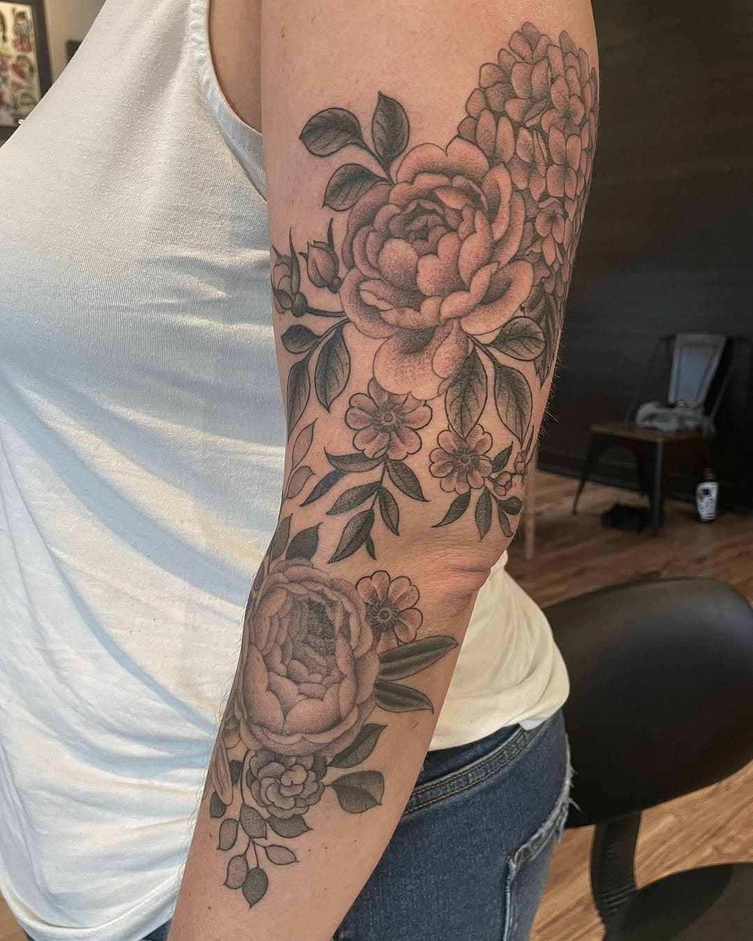 Last sitting of the month on this one ♥️
.
.
So grateful that I inherited an amazing cousin-in-law who happens to be super fun to hang with AND wants my tattoos on her. Thank you, Amy!!! Can’t wait to see you guys again.