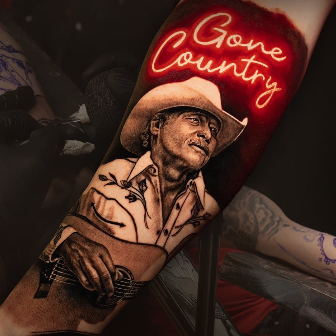 🎸ALAN JACKSON - GONE COUNTRY🎸

👉🏼 Desliza para ver el vídeo! 

🙏🏻 Muchas gracias a mi cliente Jesús (@jesusalvrex) por confiar en mí para esta pieza tan importante y significativa para el!

•Hecho en: 📍@Hall_of_ink_📍

•Productos:

➡️ @aloetattoo 🍃
➡️ @versuscartridge 💉
➡️ @balm_tattoo ⚗
➡️ @hornetarttattoosupply 🍯
➡️ @radiantcolorsink 🌅

#alanjackson_lovers #alanjackson #RealismTattoo #Realism #Photography #Tattoo #GranadaTattoo #RadiantColorsInk #RadiantColorsCrew #RadiantColorsEurope