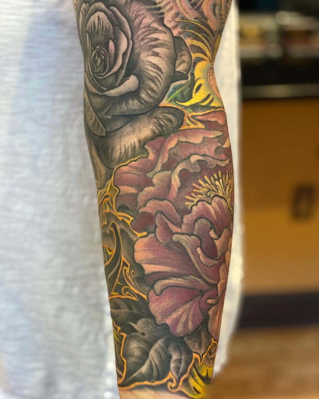 Here’s some progress on one that has been a whole lot of fun. Beyond being one of my favorite people, @kmoonlovea has really cool ideas for tattoos! Thanks Amy!

#doylestowntattoo #flowertattoo #workinprogress