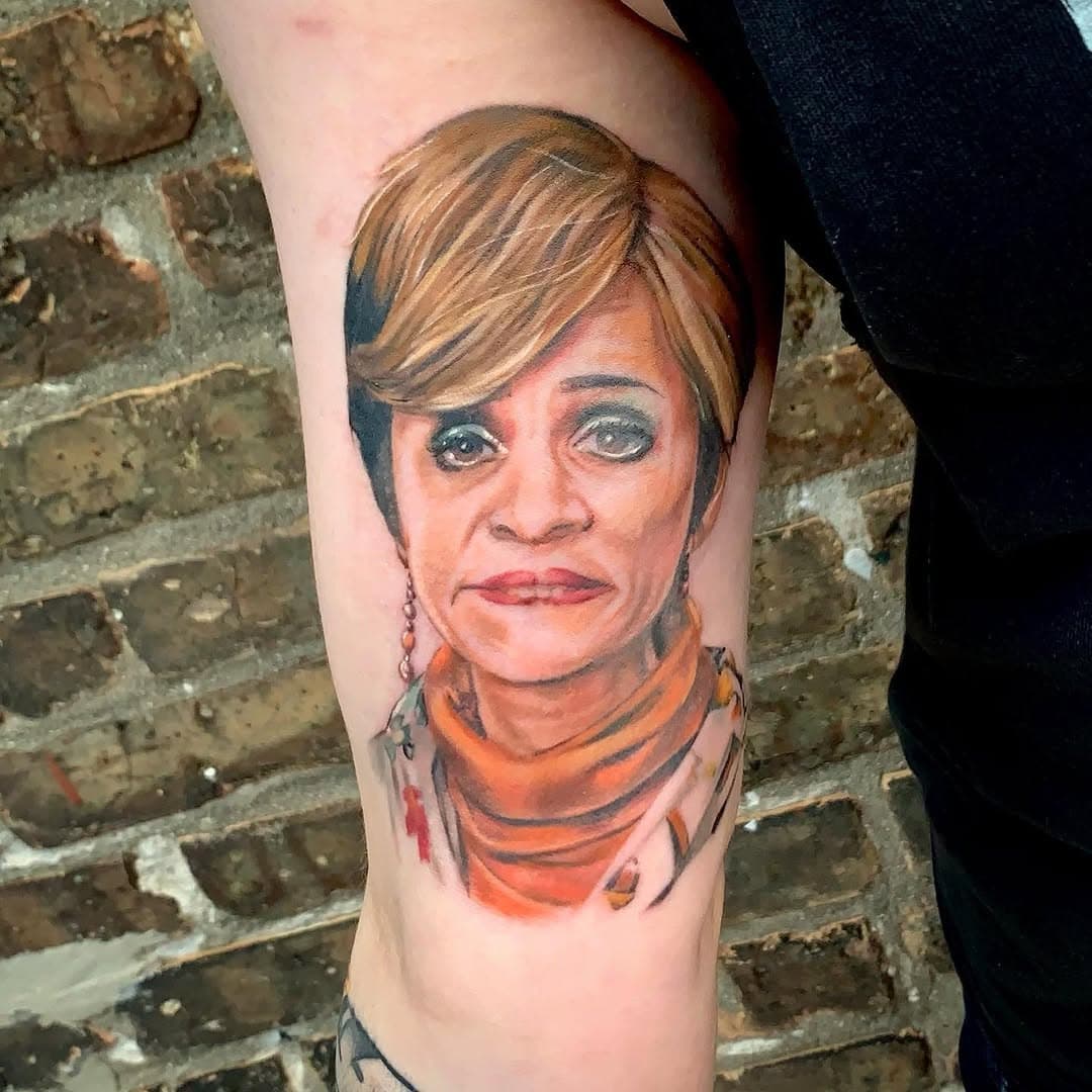 Had so much fun doing this Jerri Blank portrait. She stole a teevee!@amysedaris #jerriblank #jerriblanktattoo #peeonme#amysedaris #strangerswithcandy #fandango #chicagotattooartist #darkhearttattoo #jerriblankforever #portraittattoo #glint