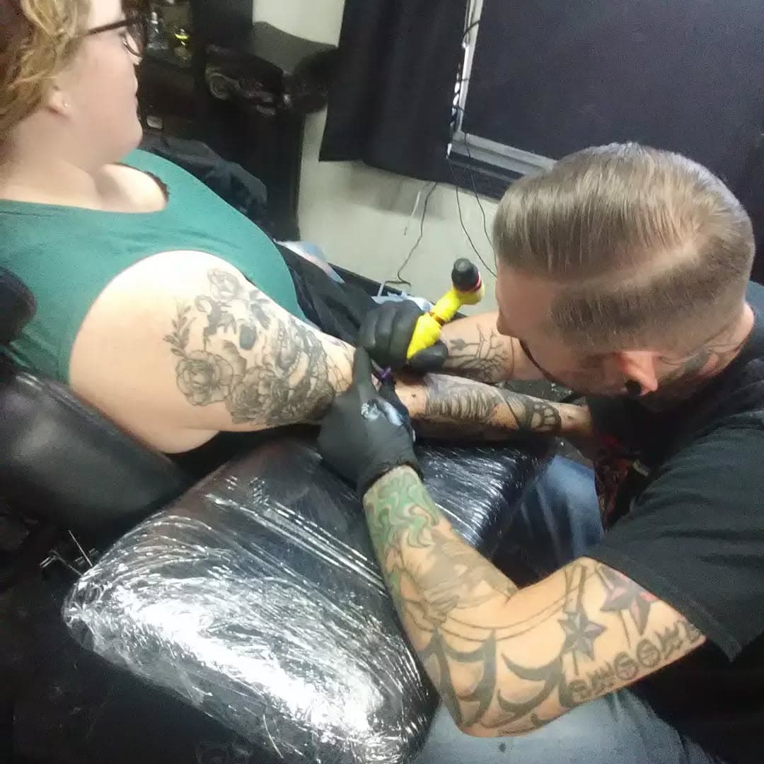 Adam doing as much talking as tattooing, but still getting the job done!
#tattoo #tattooartist #tattooart #tattootherapy #btlmo #btlmissouri  #tattoosinwaynesvillemo