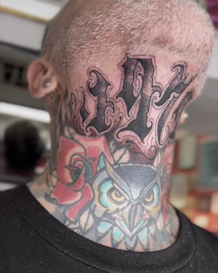 Vergangene Woche durfte ich Allesandro's Hals ( @silver.fox.x ) mit einem freehand custom lettering verschönern.  Ein Riesen dank nochmal an dich fürs Vertrauen 🙏🏼 🦅