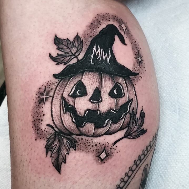 Spooky Szn is around the corner 💀🎃
•
•
Artist✖️ @ghoul_wolves #guardianartgallery #cleanshop #supportsmallbusinesses #cttattoos #orangect #orange #orangetattoos #milfordtattoo #milford #newhaventattoo #painfulpleasures #blackandgreytattoos #ink #newenglandtattoo #pumpkin #spooky #halloween #halloweentattoo