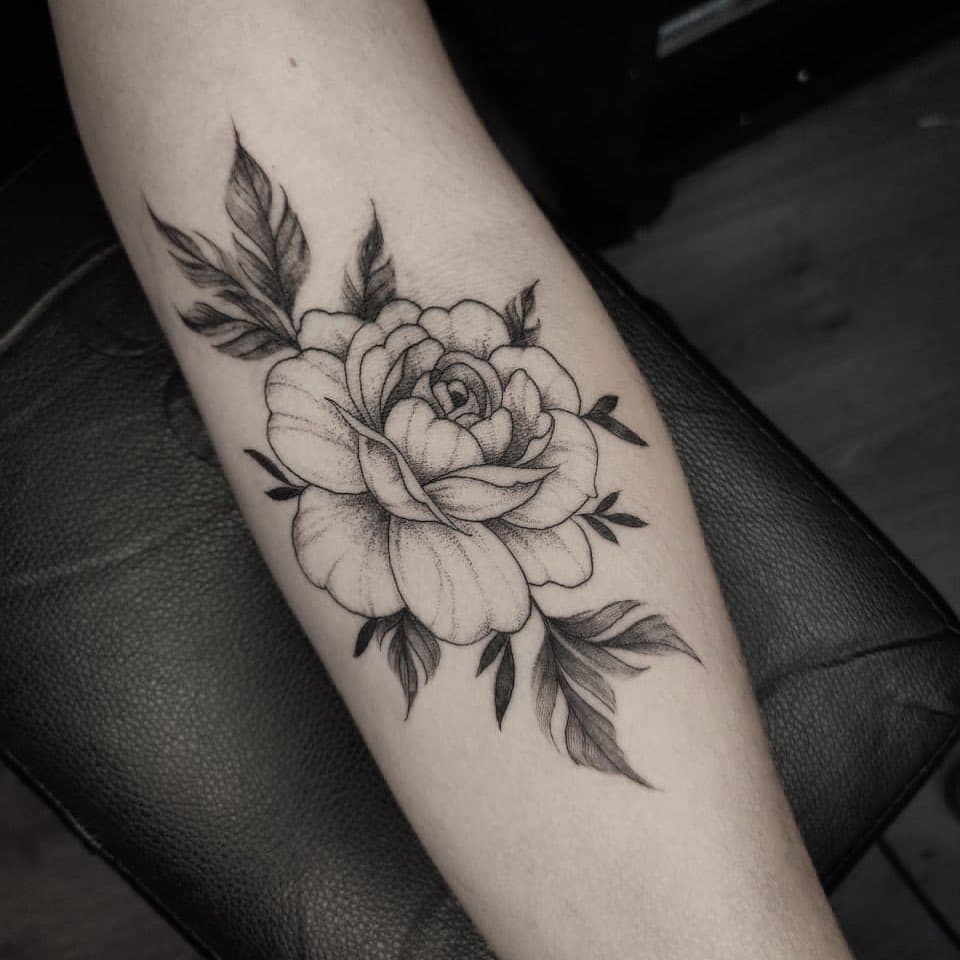 Peonies realizada por Misael 🖤✨ Gracias por la confianza ✨.
.
.
.
.
.
.
.
.
.
.
#bestinstatattoo #bestinstatattoos #rosatattoo #peoniatattoo #florestattoo #tatuajescdmx #cdmx #cdmxink #flowerstattoo #flowerstattoodesign #flores🌸 #femaletattoo #smalltattoo #rosatattoo #finelinetattoo #blackwork #blsckworktattoo