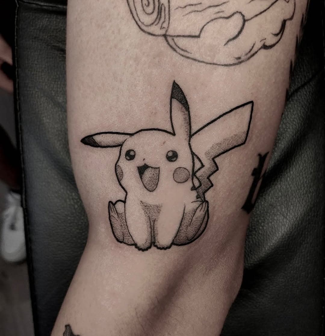 ¿QUIÉN ES ESE POKÉMON! ¡Es PIKACHU! ✨💛 Amamos este hermoso PIKACHU realizado por Misael, cotiza tu Pokémon favorito hoy.🎀🎀🎀🎀

#pikachu #pikapika #pikachumexico #pikachumemes #pikachutattoo #pikachucdmx #pikachulover #pikachulover #pikachugirl #pikachu⚡ #pikachutattoos #pokemon #pokemongo #pokemontattoo #tattoopokemon #animetattoo #animetattoos #tatuajesmexico #tatuajespequeños #tatuajesnegros #blackworkers #blackworkmexico #tattoostudiocdmx #tattoostudio #tatuajesromanorte