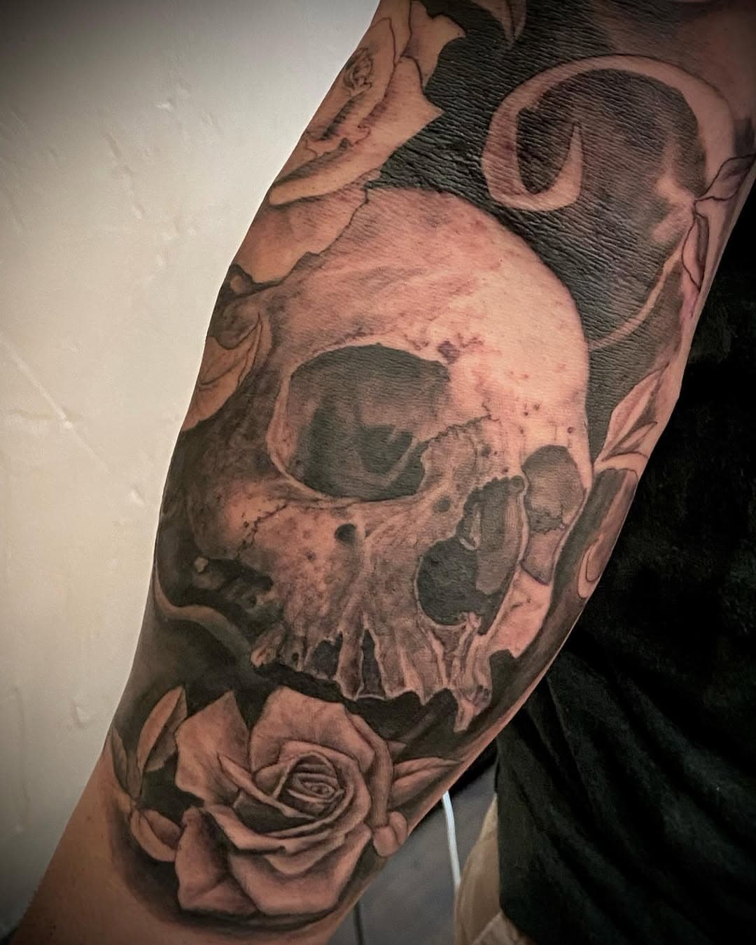 Todays fun. I always enjoy anything skulls, black and grey, textured, and grimy. 
DM for booking.
.
.
.
#skulltattoo #blackandgreytattoo #blackandgreytattoos #blackandgreyink 
#ink #inked #inkmag #inkedaddict #inkart #inkaddicts #inkadinkadootattoo #tattoo #pittsburghtattooer #pittsburghtattooartist #412 #turbanekmachines #pghtattooer #pittsburghtattooshop #tattoo