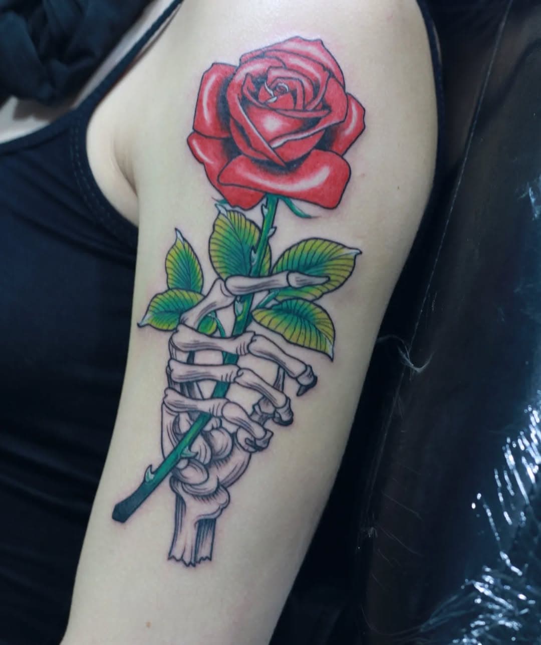 Primeira tattoo na minha primogênita, quem segura ?!🤣❤️⚓. 

Orçamentos/agendamentos
 📲  Whats 989467449

 ⚓Studio privado⚓
 

#rose #rosetattoo  #traditional  #tattoofeminina #tattoodelicadas  #lovetattoo #tattooartist #tattoolife #tattooartwork #linhas #jottaatattooart  #arte #mickysharpz #ilovemyjob #santoandre #abcpaulista  #sp