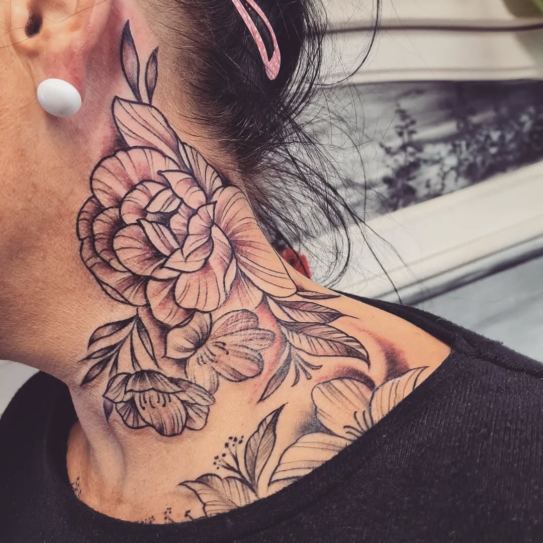 #tattoostudiosiwak #siwak #flowers #flowertattoo #peony #necktattoo #tattoo#tattoobabes #tattooedgirls #girlswithtattoos #inkedgirls #inkedbabes #tattoooftheday #tattoolife #tatts #magdeburg #blackandgreytattoo