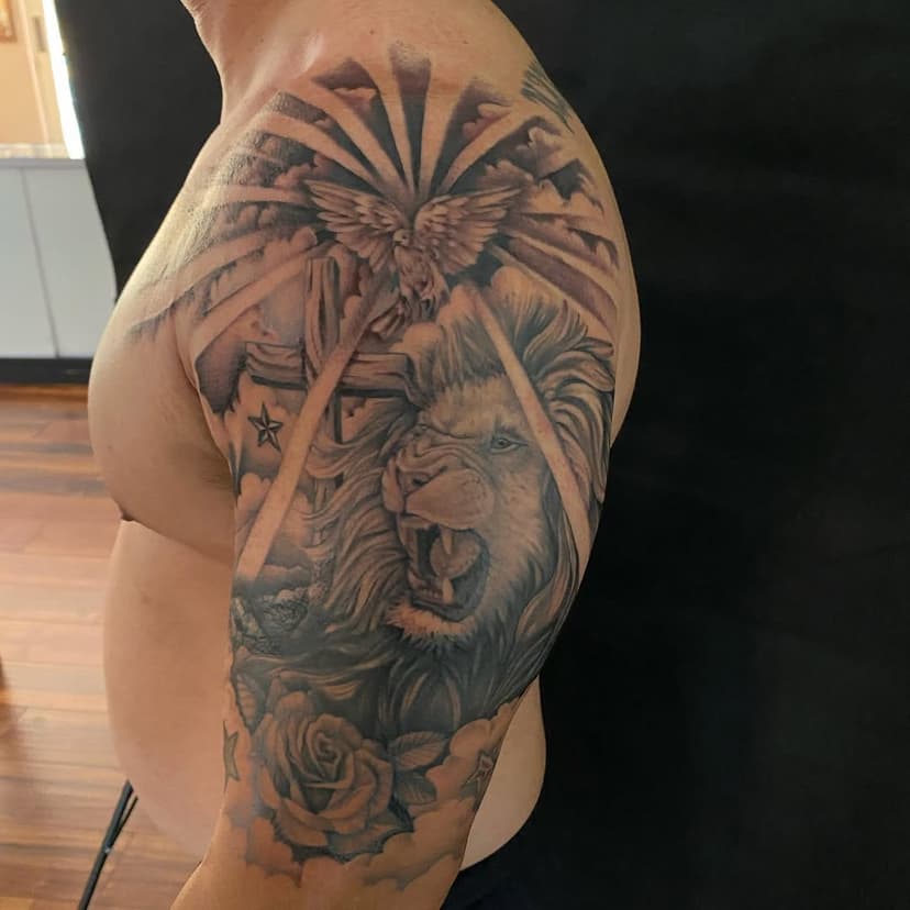 Happy Friday! Swipe 👉to see a cover up done by @tototl.chris 
•
•Dm us to book with Chris!
•
#superioraz #localtattooartist #riveroflighttattoo #localbusiness