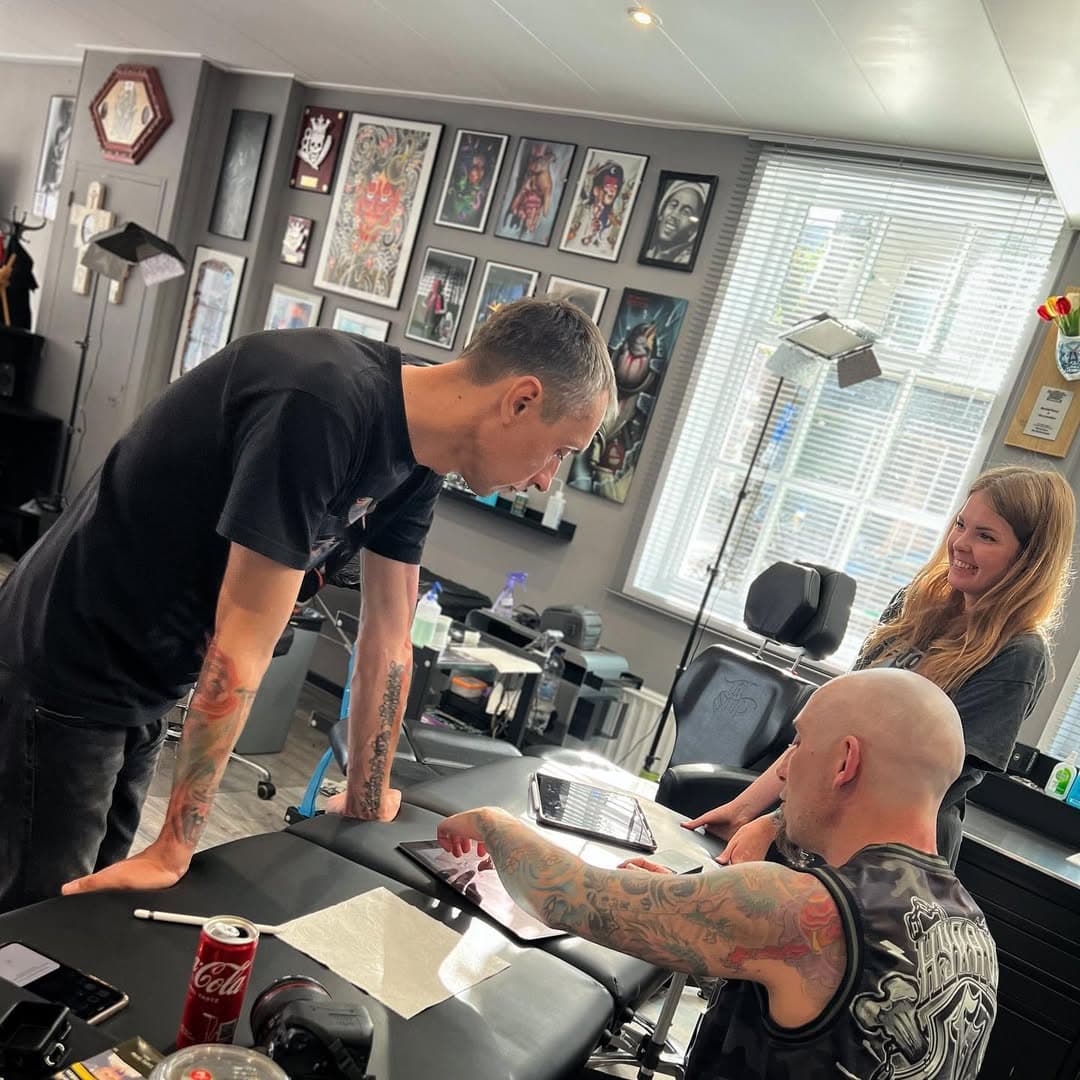 The artists have been working away to finish up the designs for the week ahead today in the @adpancho_tattoostudio in Utrecht, Holland on this edition of @thekaostheoryproject 

Here is @ad_pancho @ryansmithtattooist & @sandradaukshtatattoo having fun discussing composition,structure & form! 

- - - - - - - - - - - - - - - - - -
#KaosTheoryProject #TKTP #thekaostheoryproject #collaboration #TattooCollab #TattooCollaboration
#TheKaosTheoryProject 
#premiercollaborationsession