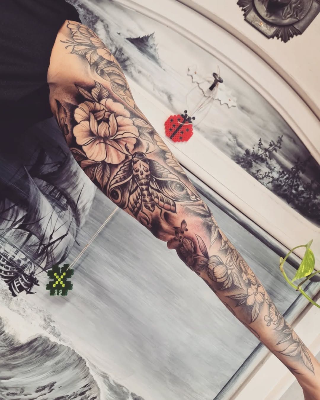 #tattoostudiosiwak #siwak #tattoomagdeburg #magdeburg #girlswithtattoos #tattoobabes #tattooedgirls #tatts #inkedgirls #inkedbabes #ink #tattoooftheday #picoftheday #peony #peonytattoo #moth #blackandgreytattoo #flowertattoo #flower #tattoo#armtattoo