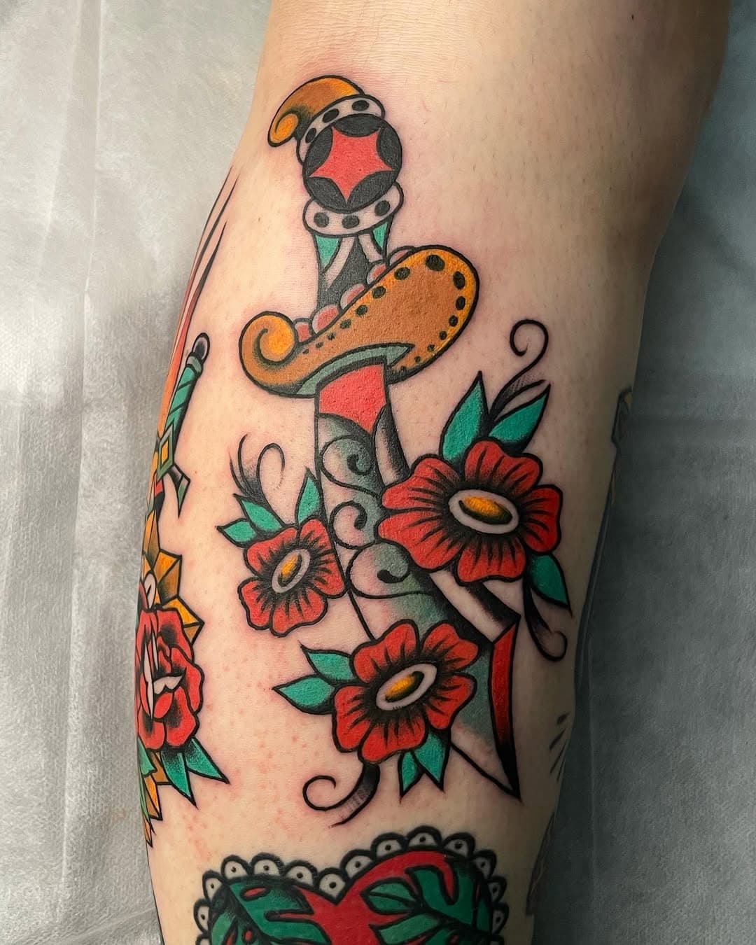 Daga para una florista🌹Gracias Vir✨
Hecho en @bluerose_tattoo

#tattoo #gijontattoo #asturiastattoo #traditionaltattoo #traditional #oldschool #oldschooltattoo #brightandbold #boldwillhold #tradwork #tradworkers #colortattoo #solidtattoo #traditionalartist #boldandbright_spain #boldandbright_tattoos #skinart_traditional #tatuadorasesp #traditionalspain #thebestspaintattooartists #leonesp #americanatattoos #traditionalstattoos #traditionaltattooink #world_traditional_tattoo #thebestclassictattoospain #daggertattoo #flowertattoo #floraltattoo