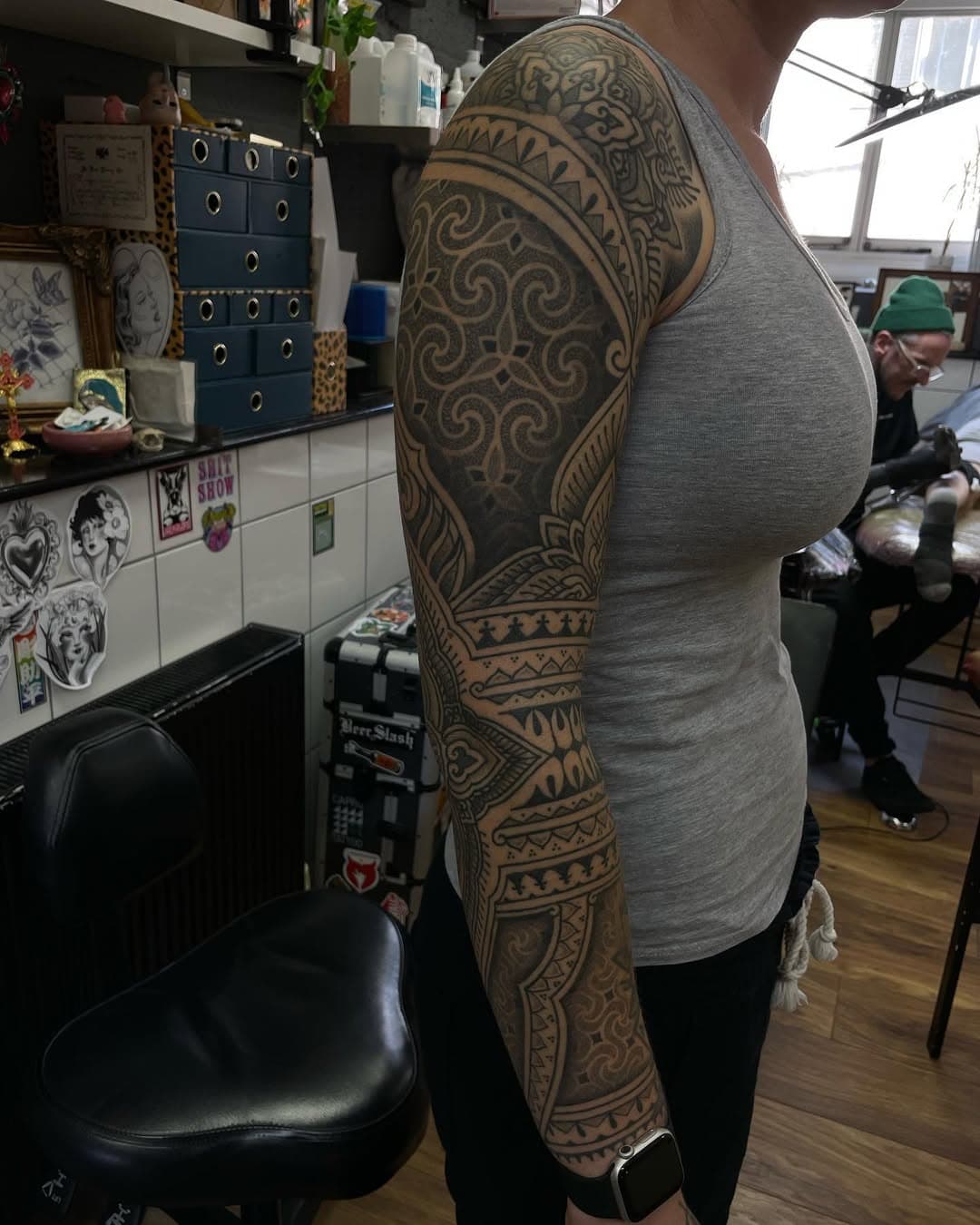 Healed sleeve on Vikki, would love to do more in a similar style. Dm or email to to enquire
.
.
.
#sleevetattoo #healedtattoo #geometry #geometrictattoo #dotwork #dotworktattoo #brighton #patternworktattoo #ornamtentalika #ornamentaltattoo