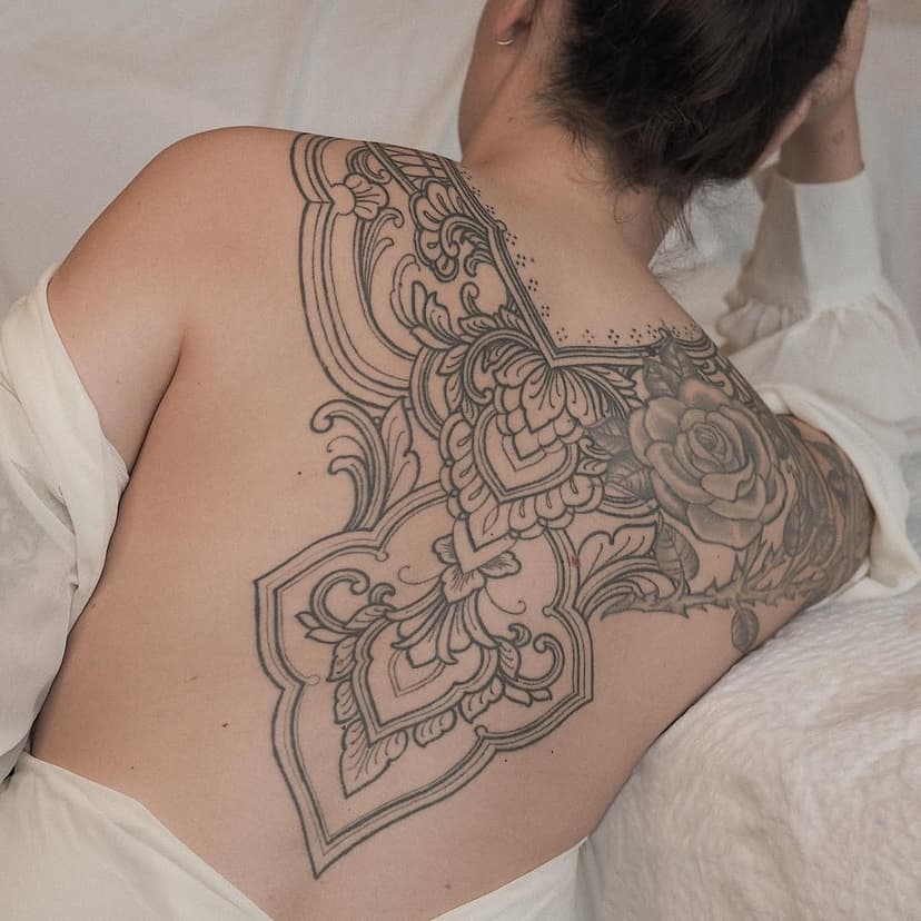 4 Years healed. Thanks Alyssa for stopping by so we could get a new picture of this backpiece that I still adore so much! 🤎 (rose not done by me)