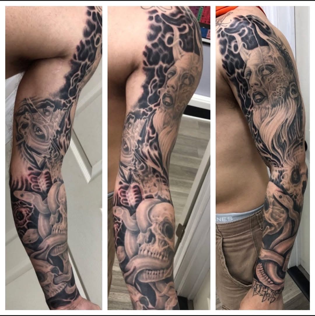 Old in progress picture Im wrapping this up soon

#eastbrunswick #nj #njtattooer #tattoos #skulls #snakes #spookies #whatever #fuckinghashtag #sleevework #lemmedocoolshit #howdoestheinternetevenwork