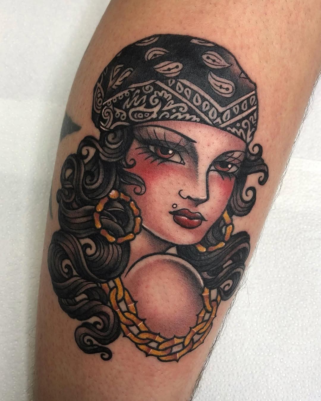 ⛓ #chola para @eseka.tattoo 🖤 🗡 #traditionaltattoo #neotraditional #chicana #cholatattoo #chicanatattoo #chicanastyle #ladytattoo #womantattoo @thebestspaintattooartists @thebesttraditionalink @thesolidink #tattoomadrid #pinto #bandanatattoo