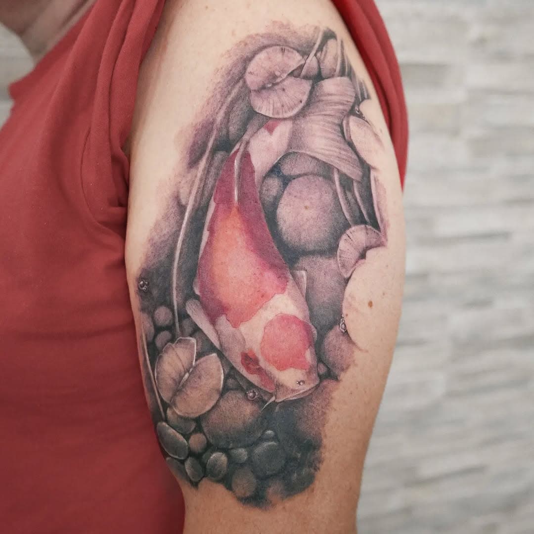 🥸 3 cose fondamentali da tenere presente prima di fare un COVER UP 🤓

👇🏻 Se hai un vecchio tatuaggio che vuoi coprire questo potrebbe interessarti 👇🏻

1 🍁 INTENSITÁ DEL COLORE 
Più il tatuaggio da coprire è vecchio e sbiadito più sarà facile ottenere un buon risultato. 
(nella peggiore delle ipotesi si può ricorrere a qualche seduta di rimozione laser)

2 🍁DIMENSIONE 
Nella maggior parte dei casi è necessario realizzare un tatuaggio di dimensioni maggiori rispetto a quello vecchio.
Anche se l'idea di avere un tatuaggio più grande può "spaventare", ricorda che "più grande" non significa "marcato"/"pesante"/"pacchiano"ecc...

3 🍁 PROGETTO
Il nuovo tatuaggio andrá pensato e progettato su quello vecchio.
Il mio consiglio è di posizionare il soggetto principale del nuovo tatuaggio "fuori" dalla copertura e di coprire il vecchio tatuaggio con elementi secondari, di contorno o di sfondo.
Nel guardare il tatuaggio, l'occhio, in modo naturale, sarà attratto dal soggetto principale e non dalla copertura. 

•
Scorri il carosello per vedere come ho realizzato questa cover 
e se vuoi sapere se il tuo vecchio tatuaggio si può coprire,
mandami una foto su WhatsApp (3394946434) cosí ne parliamo 🌸😉

#buonmercoledi
•
•
•
#coveruptattoo #covertattoo #carpakoitattoo #realistickink #tattoolovers #tattoolover #tattooarm #tattooartist #coperturatattoo