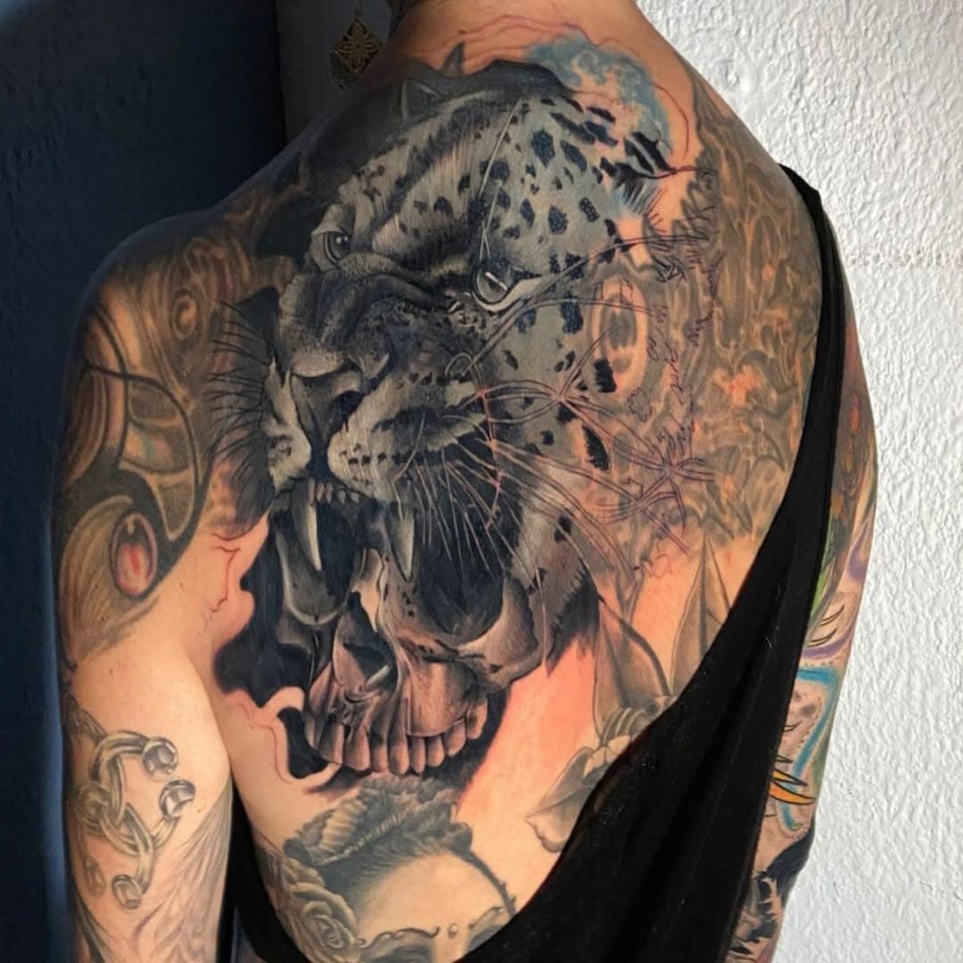 Onze gast artiest @gray.rx heeft nog enkele plekje over in zijn agenda. mocht je een tattoo van hem willen, kan je rechtstreeks met hem contact opnemen op insta. 

#mexico#guestartist #tattoo#tattooartist#limitededition#ink#inked#inkedup#coveruptattoo #realistictattoo #dotwork#fineline#arnhem#portraittattoos #guestartisttattoo