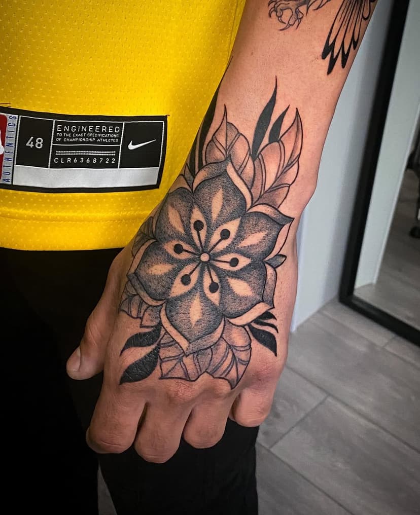 A cada esquina, a vida reserva
uma nova surpresa para você,
Saia de casa com o coração
esperançoso e busque pelos
presentes que a vida
quer te dar!

.
.
.

#brasileirosemparis #tatouageparis #tattoohand