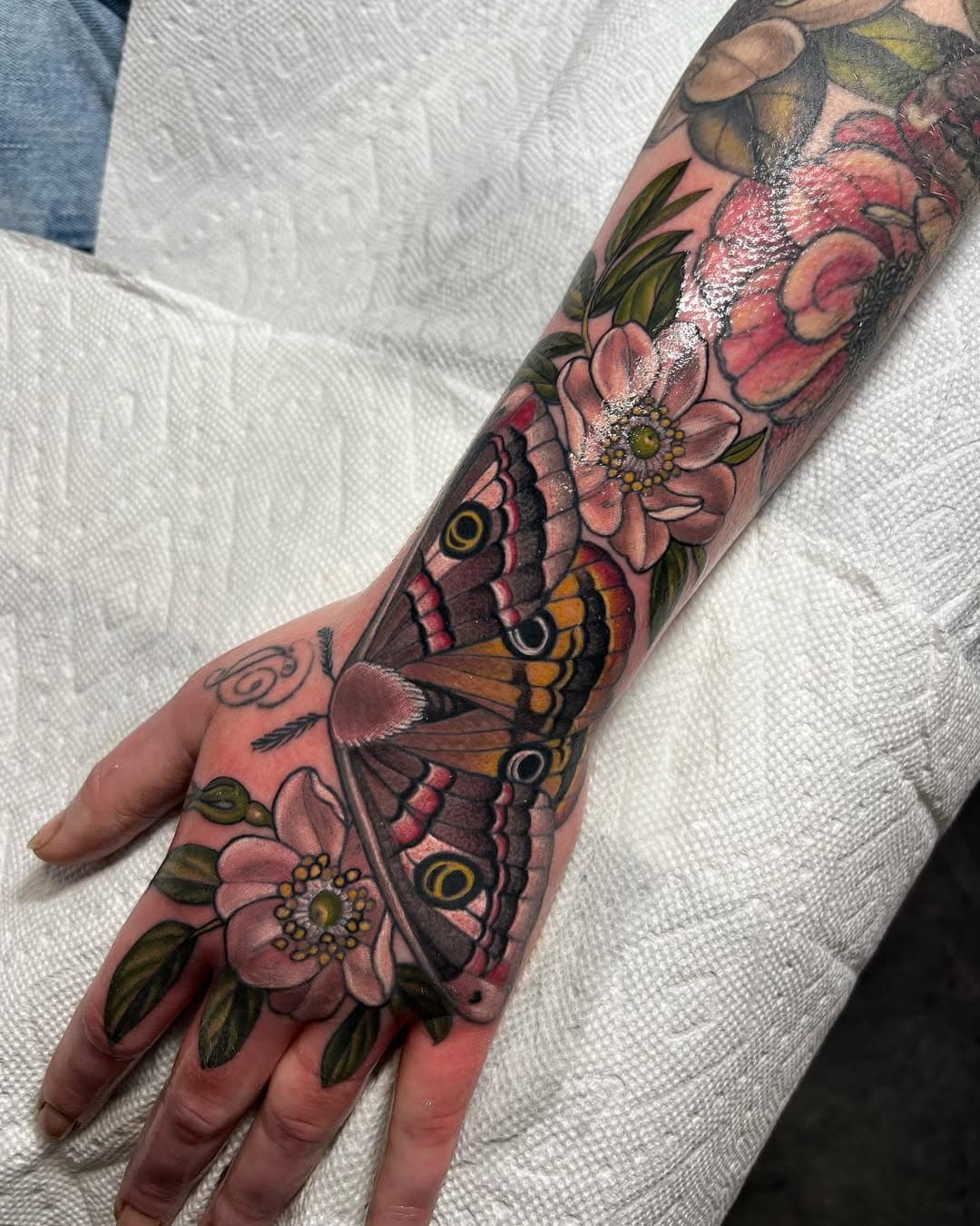 Had the chance to finish this hand tatty for a long time angel of a client last week! I’ve done almost all of this sleeve and I couldn’t be happier with the outcome! Swipe for a photo without the wet filter 👀 
.
.
.
.
.
.
.
#handtattoo #mothtattoo #colortattoo #botanicaltattoo #floraltattoo #neotrad #eternalink #tattoosnob #toothflowertattoos