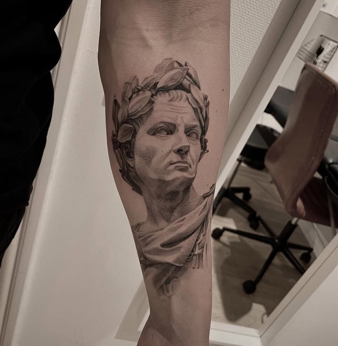 Julius Caesar 🌿 @venlig_hilsen #venlighilsen #juliuscaesar #caesar #venlighilsendintatovør #tattoo #blackandgrey #bngtattoos #aarhus #blackandgreytattoos