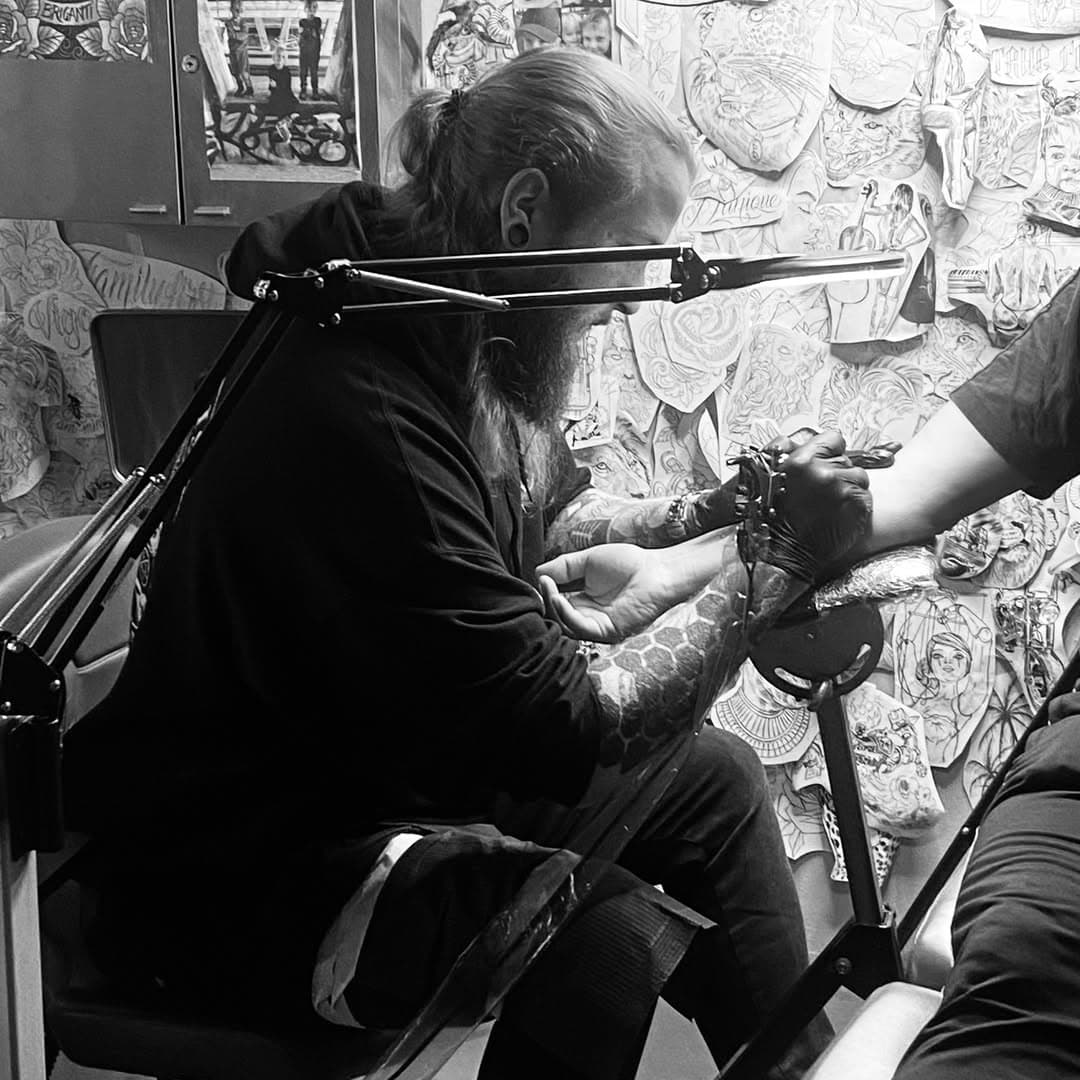 black and gray friday @vince_inx_tattoos @jeroen.boele @gray.rx @limited.edition.arnhem 

#blackandwhitephotography #blackandgreytattoo #blackfriday #tatt#tattoo#arnhem#tattooshop#workworkwork#ink#inkedup#blackandgreytattoos #realistictattoo #smallink#colortattoo #geomatrictattoo #newschooltattoo