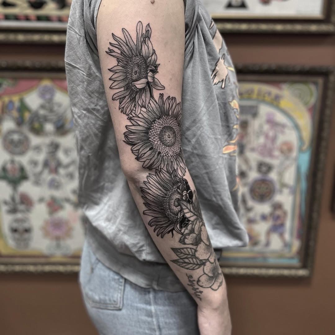 Thank you @aliceolssonnn!
It was great to see you again. 
Done @amigoink 
DM for enquiries.

#sunflower #flowertattoo #tattoo #tatuaje #blackworktattoo #floraltattoo #gironatattoo #avenyngöteborg #vipåstorgatanthn #tatuering #sverigetatuering #guesttattoo #tattooedgirls #tattoocollector #ink #custometattoos #travellingtattooist