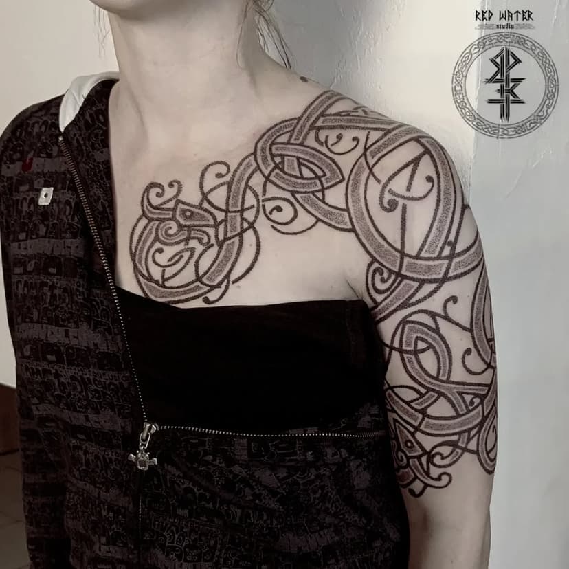 Bravo à Oriane qui a fait le déplacement depuis la Suisse, 22h de tatouage en 2 jours pour un premier tatouage ça se pose là ! Bravo pour ta bonne humeur, ta résistance et ta confiance)) 

#vikingtattoo #vikingspirit #nordic #vikinglife #vikingstyle #nordictattoo #norsepagan #nordicart #vikingart #norsemythology #celticart #norseart #pagan #knotwork #dotwork #tattoo #modernviking #futhark #bindrunes #pagantattoo #runes #norsegod #dotworktattoo #paganart #oldways #tatouage #tattooart #albi #inkedgirls