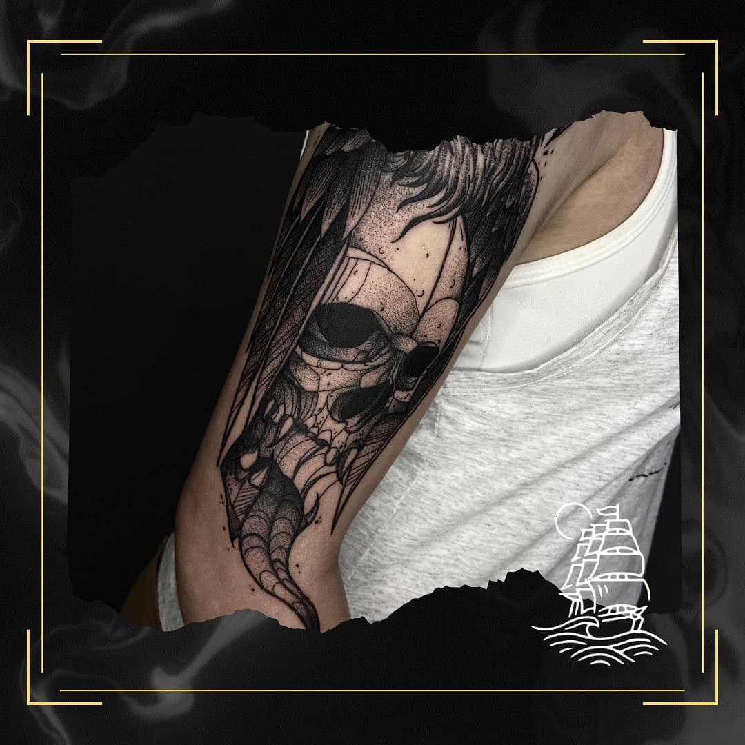 Arraste para o lado para ver a tattoo completa !

Trabalho em blackwork feito pelo nosso tatuador @pauloraioltattoo 

#blackwork #tatuagem #tattoo #blackworktattoo #caveira #corvo #skull #skulltattoo #caveiratattoo