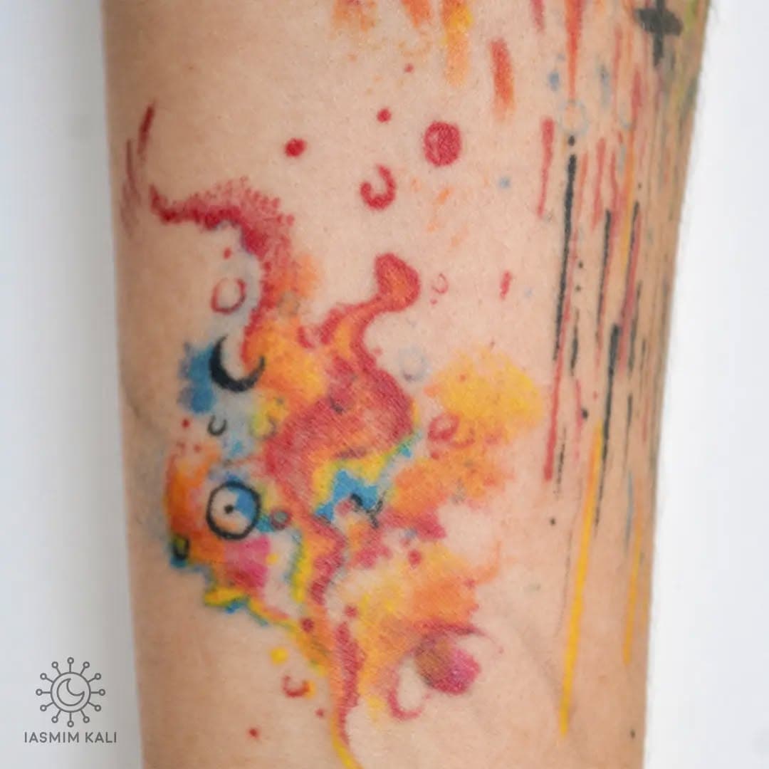 Já ouviu falar em tattoo abstrata? No meu estilo hiperdetalhado e colorido misturo as técnicas de freehand e improvisação, criando composições únicas para cada corpo e história de vida. Já pensou em ter uma arte exclusiva e contemporânea na sua pele, feita por uma artista tatuadora com quase 10 anos de atuação? Entre em contato, a agenda de 2023 está aberta 🥰 #iasmimkali