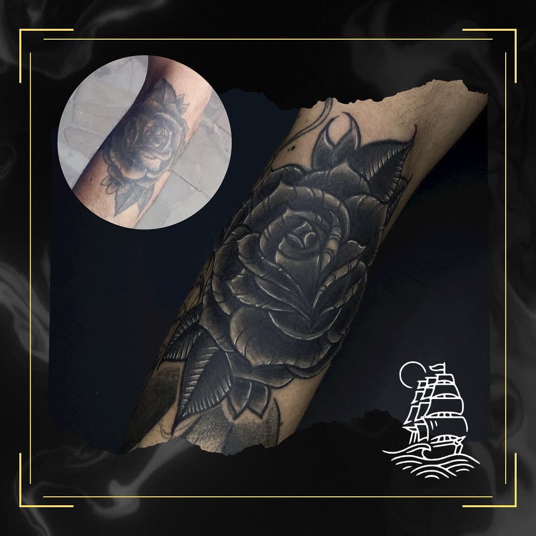 Arraste para o lado para ver a tattoo completa !

Trabalho de cobertura/reforma de uma tattoo que já era uma cobertura kkkk 

#blackwork #tatuagem #tattoo #blackworktattoo #rosa #rosatattoo #rose #rosetattoo