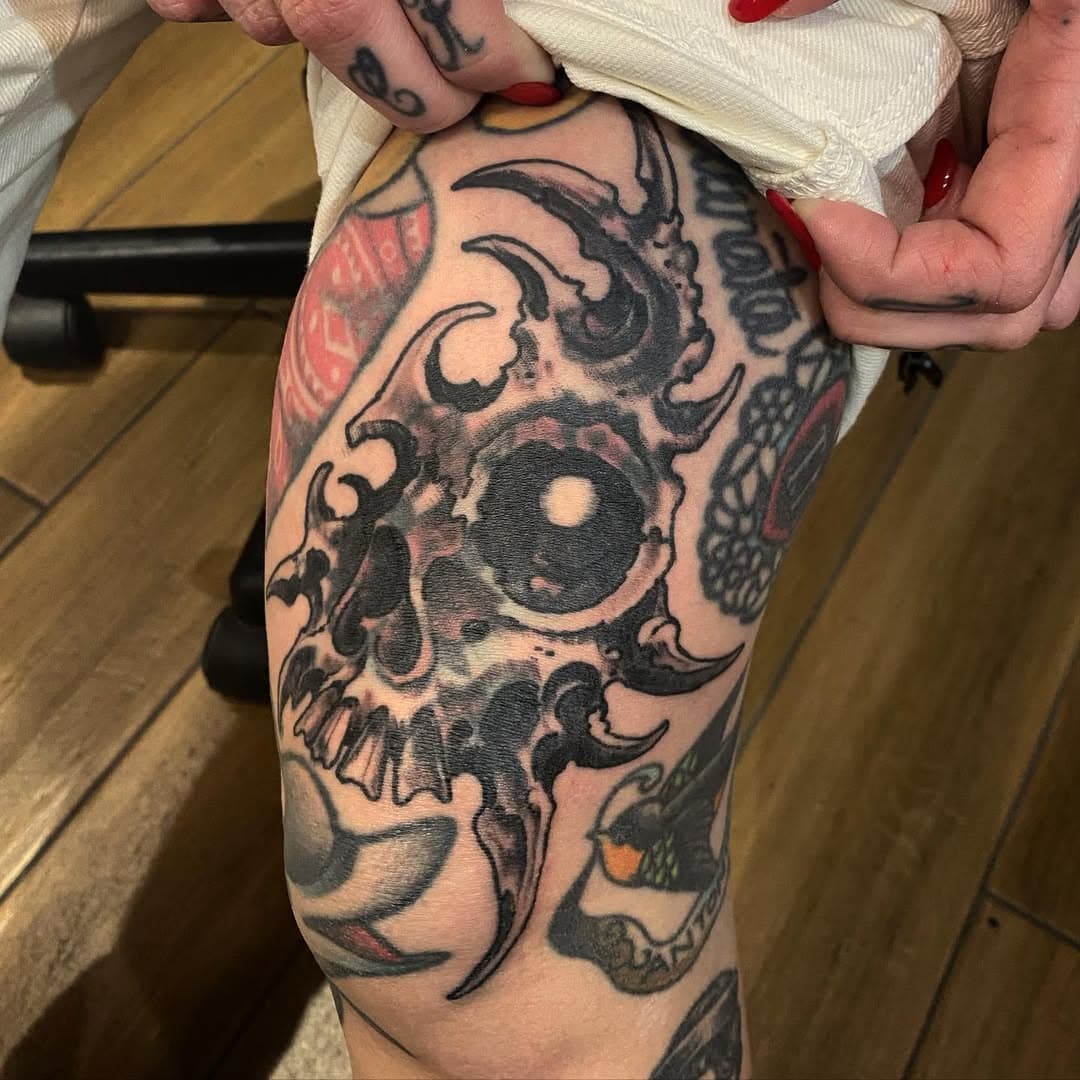 “Skull” Cover up for the magica @gaia_zeta done @thegrimreapertattoo more of these! #rome #tattoo #black #coverup #skull