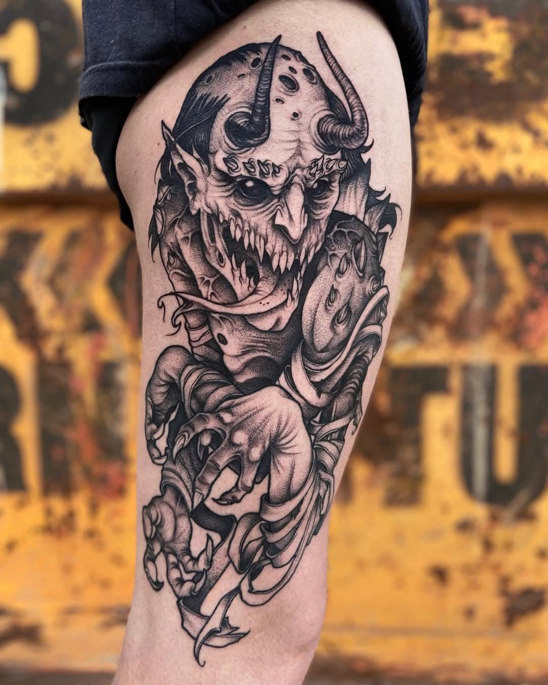 !!!!!!!!!!!!!!!!!!!!!
Tattoo VENCEDORA em DUAS CATEGORIAS na convenção online Ink Moon 🏆 🤩

🥇1º lugar na categoria From Hell
🥇1° lugar na categoria Whip Shading
-

Sério, tô feliz demais!
MUITO OBRIGADO meus lindos Japa e Nicho por insistirem tanto pra que eu entrasse nessa convenção tbm (minha primeira).

E MUITO, mas MUITO obrigado pro Ronnie que foi a “tela” pra esse projeto! Foram 3 dias seguidos em sessões de ≅ 7 horas! Mano, vc foi incrível!

O melhor de tudo não foi nem a premiação, mas sim sair da zona de conforto e a diversão que foi maratonar essa tattoo ao lado de amigos e ver minha evolução nesse trabalho :)
-

#blacktattooart #darktattoo #tattoosnob #darkart #tattoo #whipshaded #whipshading