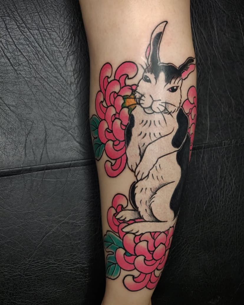 Coelhinho que fiz há alguns anos🐰.
.
.
.
.
.
.
.
.
.
.
#usagi #usagitattoo #coelho #coelhotattoo #rabbit #rabbittattoo #kiku #flower #tattoo #japanesetattoo #traditionaltattoo #instatattoo #japanesetraditionaltattoo #orientaltattoo #tattoos #irezumi #horimono #wabori  #japanesecollective #ink #painting #art #oldschool #oldschooltattoo #sãopaulo #tattoosp #japan #brasil  #arlestattoo