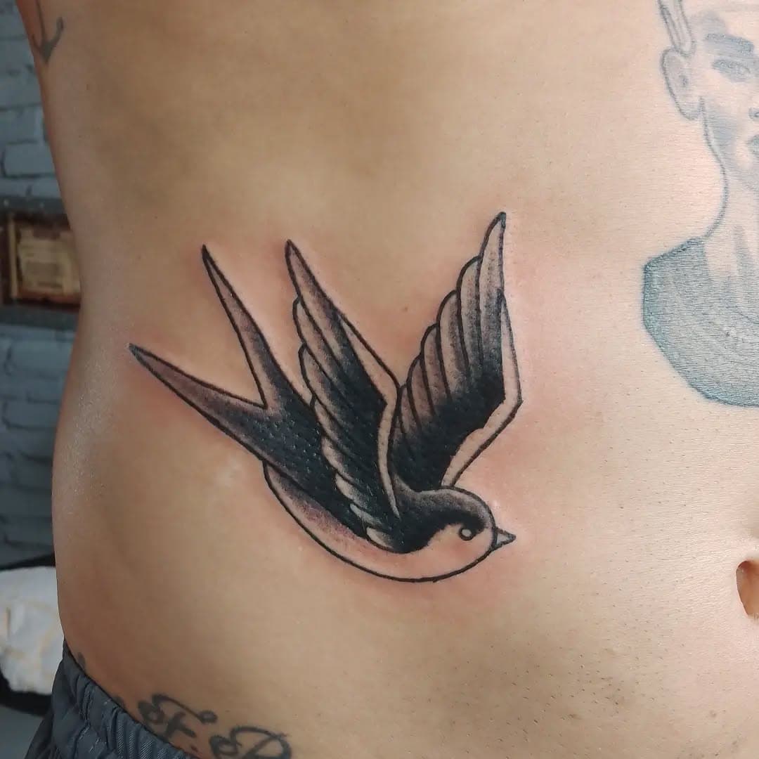 #birdoldschool #andorinhatattoo 
#planaltinadf #blacktattooart #asanortedf  #ideiastattoo